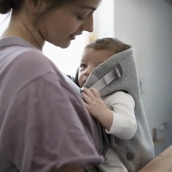 מנשא MINI גרסי אפור בהיר Baby bjorn - Image 3